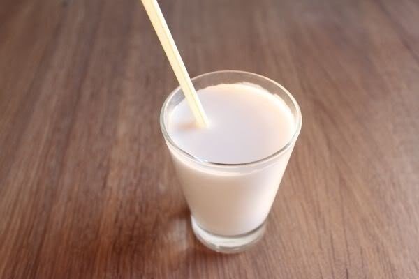 Жиросжигающий коктейль.В стакан кефира (жирность 0,1-2,5%) добавляется половина столовой ложки ...