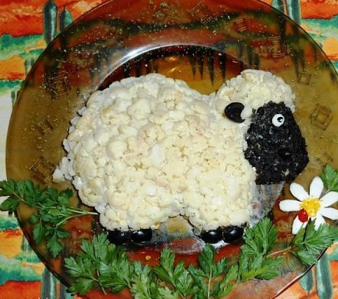 Салат к Новому году "Овечка" Вам потребуется: • 300 гр. мяса (говядина, свинина), можно ...