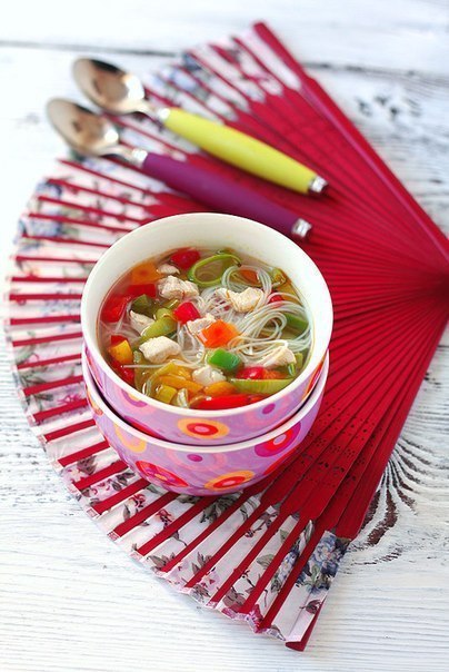 Куриный суп с рисовой лапшой и овощами.На 100 г 60 ккалкуриная грудка 200 гррисовая лапша 40 грвода ...