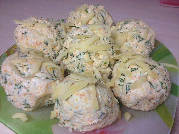 Самые вкусные шарики. Ингредиенты: · куриная грудка отварная · отварная морковь · укроп · 2 вида ...