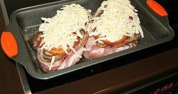 Мясо "По-французски" Взять 2 куска свинины,- шеи, толщиной около 2 см. Положить на ...