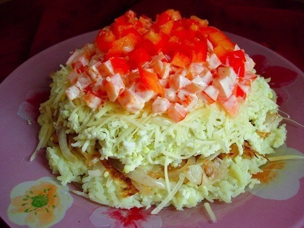 Салат простой и вкусный! отварного картофеля потереть на мелкой терке, перемешать с майонезом, ...