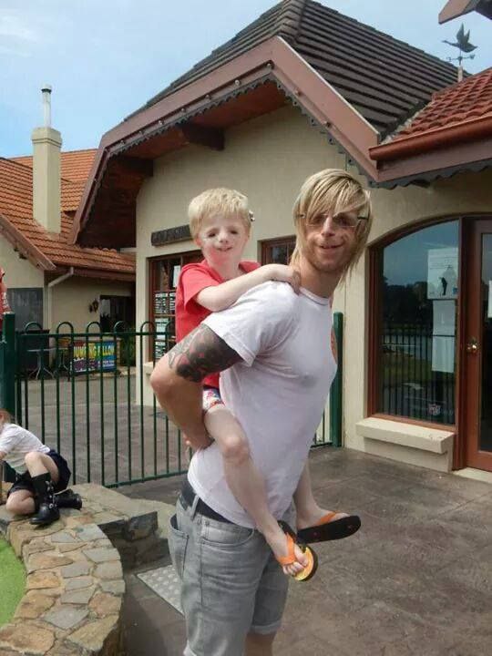    .    (Jono Lancaster)    ... - 9