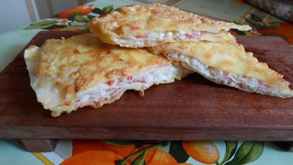 Лакомство из тонкого лаваша.Если у вас намечаются дружеские посиделки, то попробуйте удивить гостей ...