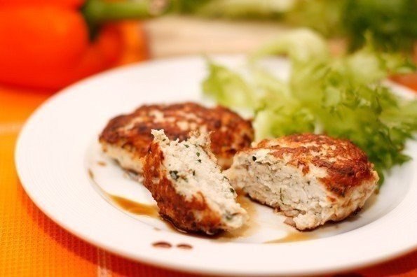 Котлеты куриные с сыром.Ингредиенты:- Курица (1,8 кг) 1 шт.- Лук репчатый (100г) 1 шт.- Яйцо куриное ...