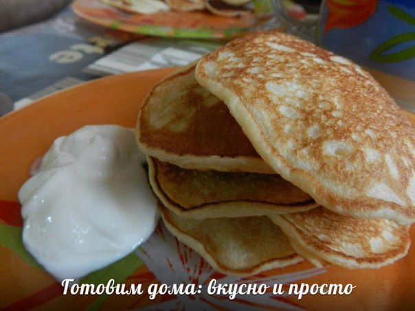Оладушки как у бабушки.Ингредиенты: Итак, на слегка забродивший пакет кисломолочного продукта (в ...