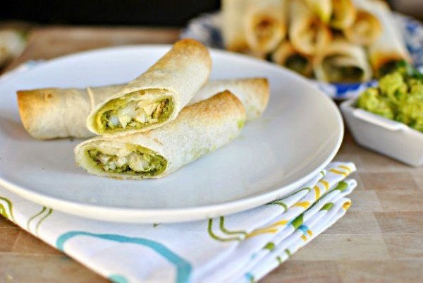 Трубочки с курицей и соусом песто.Ингредиенты:зира молотая 1 ч. л.куриные грудки 2 шт.оливковое ...