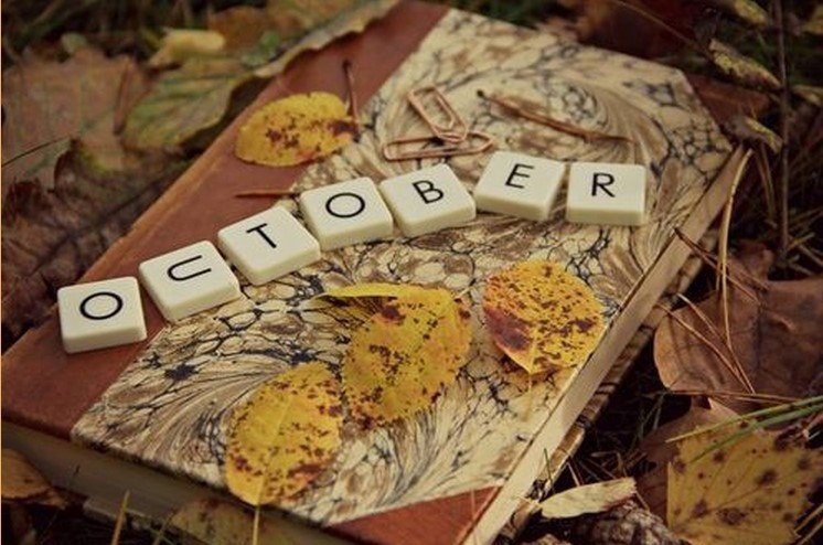October first. Привет октябрь картинки. Осеннинадпись привет октябрь. Запись на октябрь картинки. 30 Октября картинки красивые.