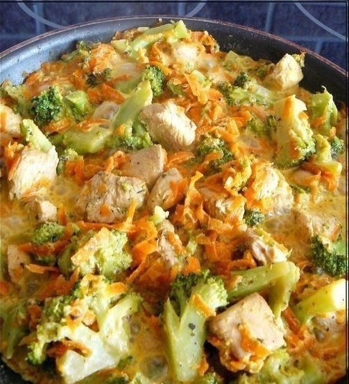 Курица с брокколи и морковью, тушеная в сливках. Калорийность на 100 гр готового блюда - 85 ккал Это ...