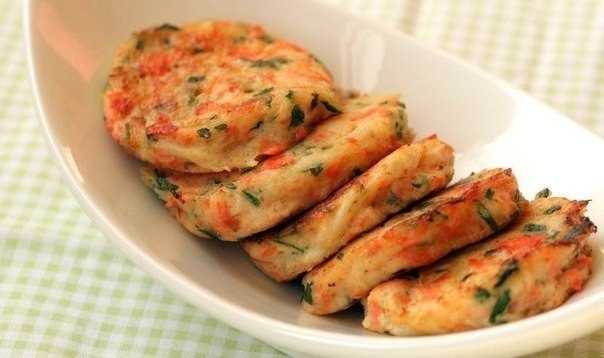 Котлетки-оладьи с крабовым мясом и семгой.219 ккал на 100 гИнгредиенты:500 гр. крабового мяса ...