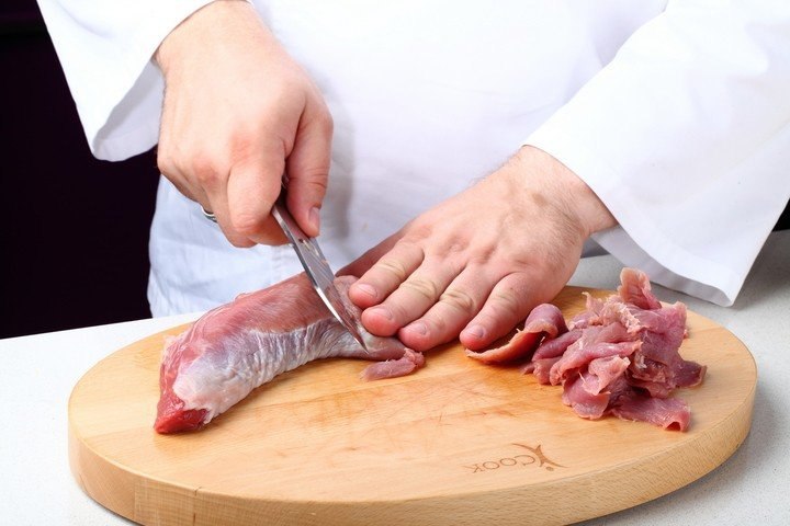 сладкая телятина. телятина томленная в вишне. мясо в винном соусе. медальоны из говядины с клюквенным соусом. сладкая телятина.