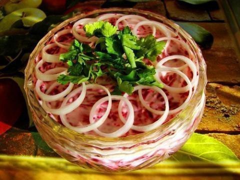 Как красиво оформить салат - селёдка под шубой - 7