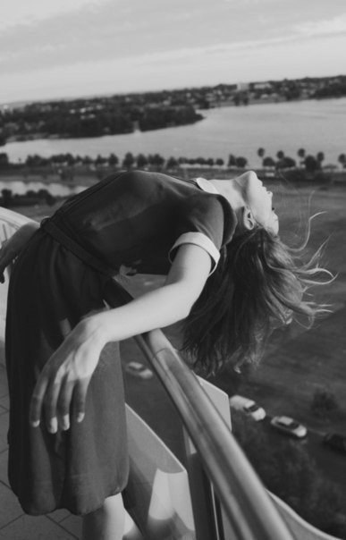 Молчи. Так будет лучше нам обоим. Молчи, нам разговаривать нельзя. Я справиться должна сама с собою, ...