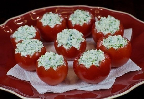 Помидоры, фаршированные мягким сыром. Яркая овощная закуска с пряным ароматом и волшебным вкусом. ...