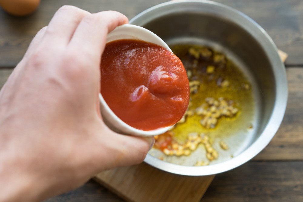 Подлива сметана и томатная паста для тефтелей