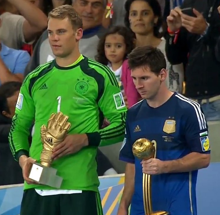 Мануэль нойер плачет. Мануэль нойер 2014. Адилсон варкен. Нойер картинки. Мануэль нойер золотой мяч.