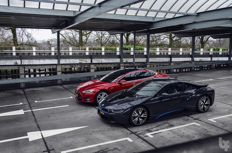 Tesla Model S vs BMW i8