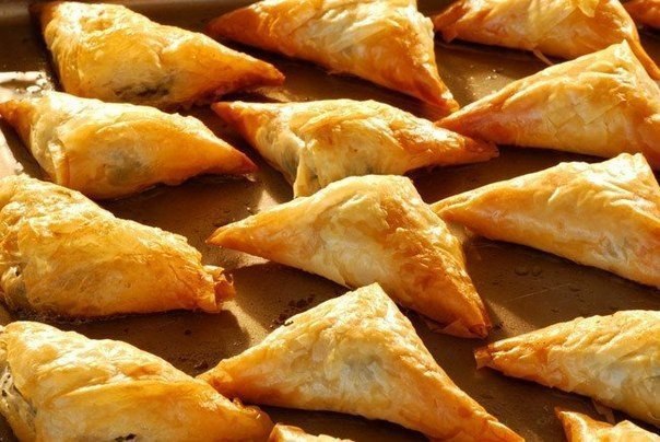 Пирожки с начинкой из плавленных сырков.Пирожки похожи на выпечку из слоёного теста. Но тесто мы ...