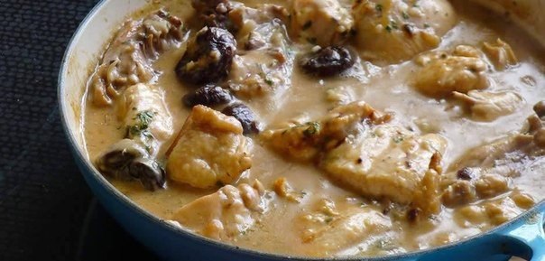 Куриные грудки в сливочном соусе с черносливом.