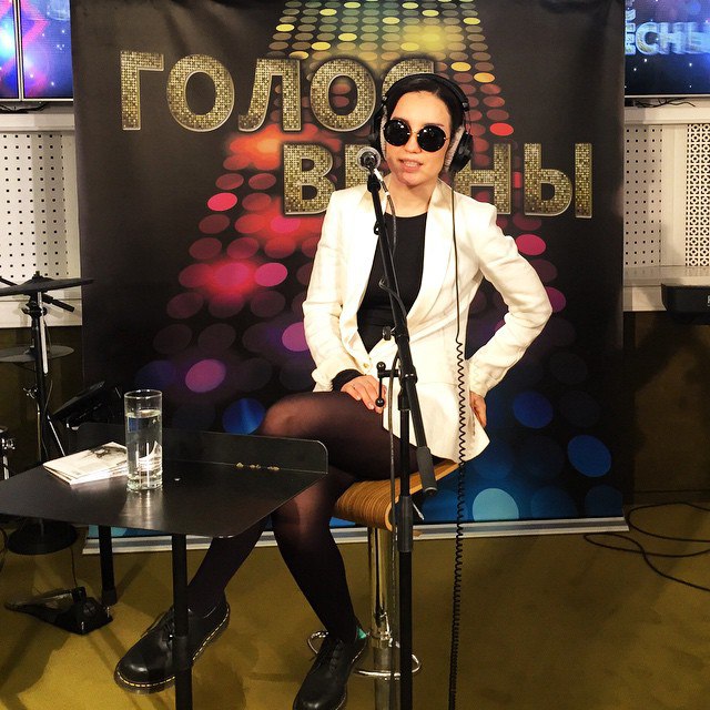     Fm! #miumiu #drmartens #hmrussia #hm Live on the radio NOW!