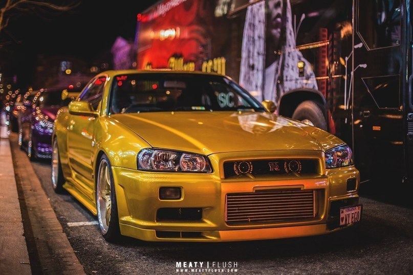 x2 Nissan Skyline GT-R R34. - 2