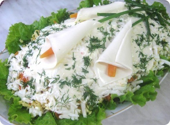 Салат на любой вкус "Каллы" Ингредиенты: - 300 г отварного куриного филе - 3 яйца - 300 г ...