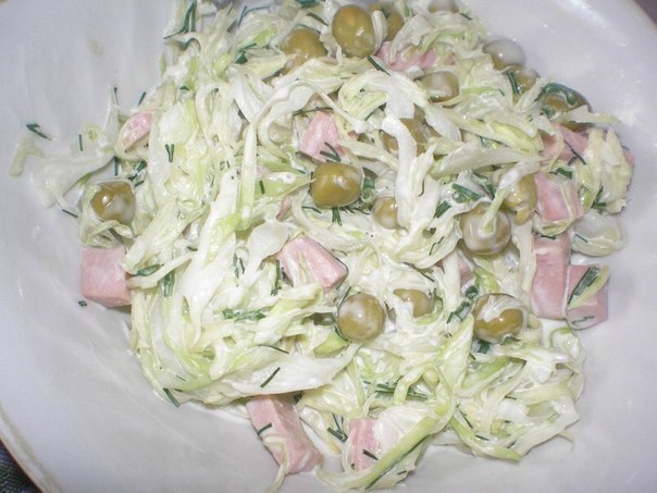Салат.Ингредиенты:кукуруза - 1 банка,горошек - 1 банка,колбаса варено-копченая - 200-300 г,яйца ...
