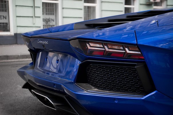 Blue Lamborghini Aventador - 6