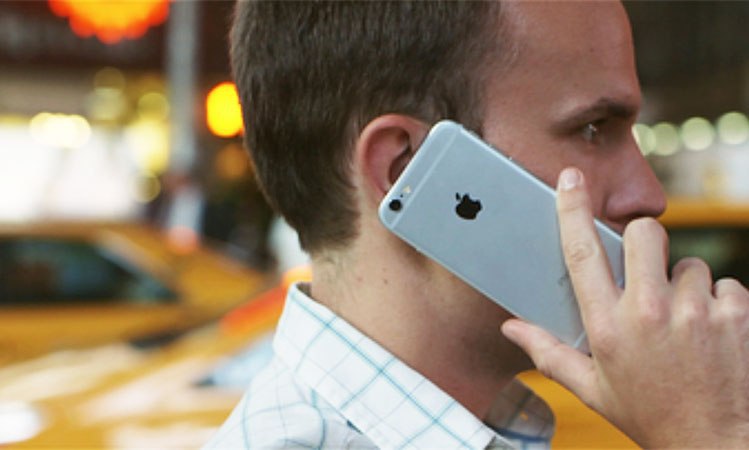 Человек с айфоном в руках. Человек с айфоном. Мужчина с айфоном. Как отклонить звонок на айфоне. Телеграмм на айфоне.