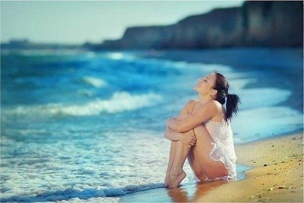 - а ты знаешь кто смеется громче всех? - кто? - тот, кому больше всего хочется плакать.