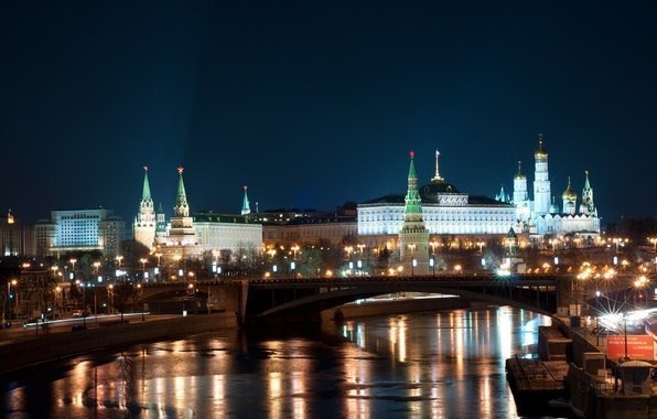 10 фактов о Москве: 1. Обязательно посетите Кремль. Многие приезжают в Москву издалека, но таки не ...