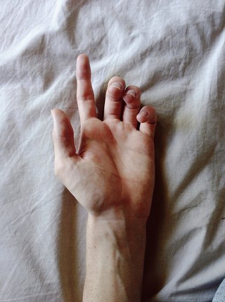 Одна рука, которая вытрет тебе слёзы, когда всё.плохо — это лучше, чем сотни рук, которые аплодируют ...