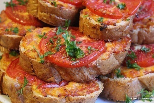 7 рецептов самых вкусных горячих бутербродов.1. Горячие бутерброды с картошкойИнгредиенты:- 3-4 ...