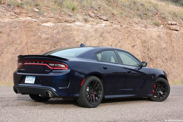 Dodge Charger SRT Hellcat - 4