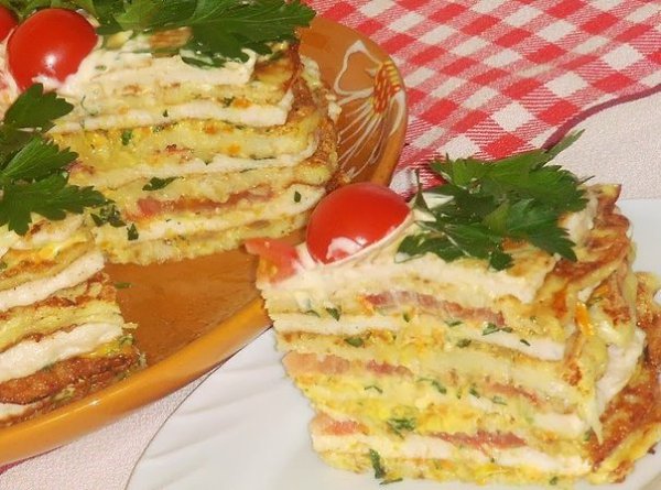 Кабачково-куриный тортик с овощами. Ингредиенты: ?Кабачок-1 шт. ?Яйца-2 шт.(2 белка в курицу,2 ...