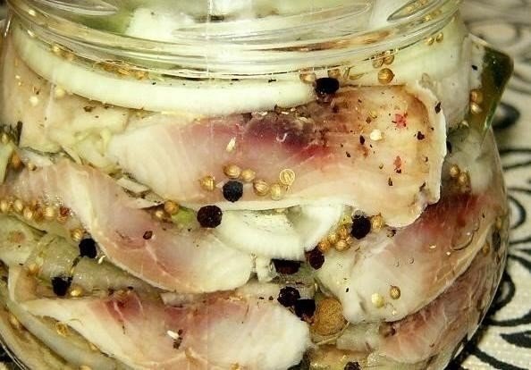 Вкусная и быстрая селедка в маринаде.Ингредиенты:сельдь – 2 шт.,лук – 1-2 большого размера,уксус ...