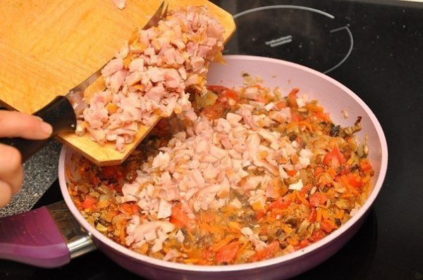 Курица в перце.Ингредиенты: болгарский перец (крупный) – 4-5 шт., копченый окорочок – 1 шт., грибы – ... - 5