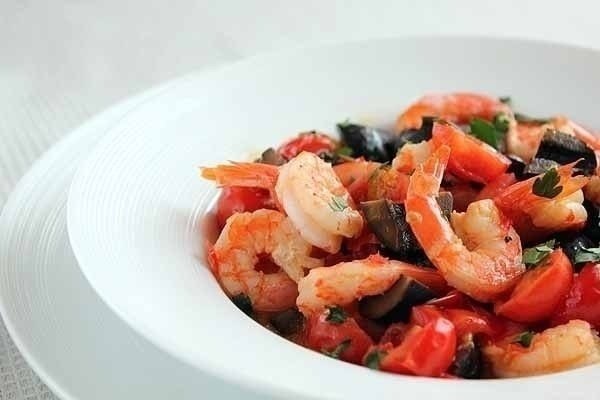 Салат с креветками, маслинами и помидорами (100 гр - 110 ккал).20 креветок (королевских)12 маслин ...