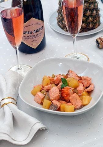 Жареный лосось с ананасами и розовым шампанским.Ингредиенты:Ананас свежий очищенный — 300 гСельдерей ...