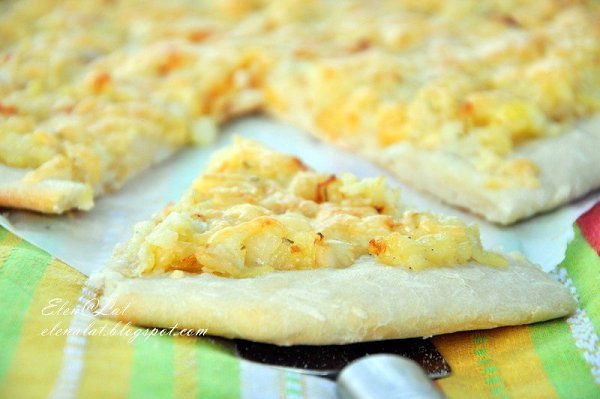 Шаньга с картошкой, сыром и жареным луком.Ингредиенты:Для теста:250 гр муки;15 гр свежих дрожжей;1 ...