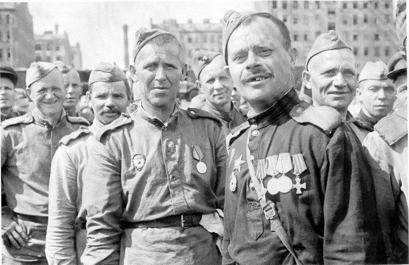 Участник трех войн гвардии рядовой Ф.Г. Вадюхин. 12 июля 1945 года. Обратите внимание - наравне с ...