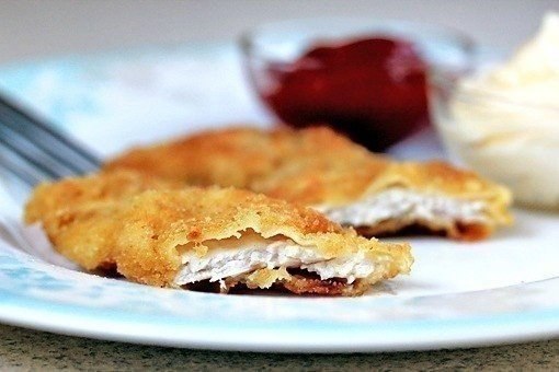 Хрустящие куриные палочки.Ингредиенты: - 2 больших куриных грудки - 1/2 стакана (65 г) муки - 2 яйца ...