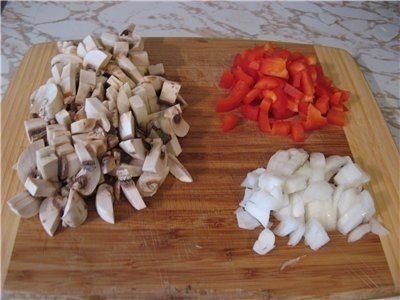 Рисовая запеканка с куриной грудкой, грибами и овощам.Нам потребуются:рис - 300 гсладкий перец - 2 ... - 4