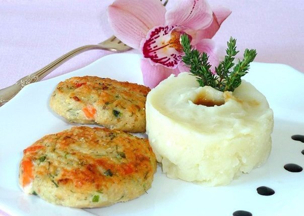 Вкусные рыбные котлетки.В 100 гр — 100 ккал500 гр рыбы (например, тилапия или хек)1 морковь1 ...