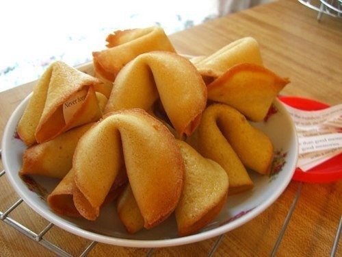 Fortune cookies – печенья с предсказаниями! Понадобятся: - 3 яичных белка, - 90 гр сахарной пудры, - ...