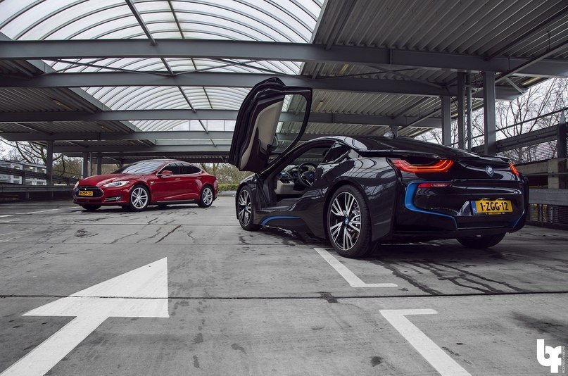 Tesla Model S vs BMW i8 - 2