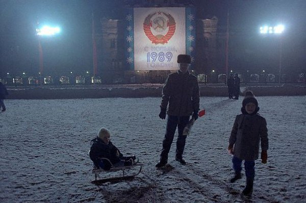 Отец с детьми готовится встречать новый год на Красной площади. Москва, РСФСР, СССР. 31 декабря 1988 ...