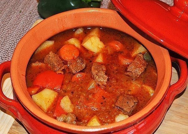 ГУЛЯШ.Ингредиенты:700-800 гр. мякоти говядины порезать кубиками 4х4 см3 больших луковицы5 зубчиков ...