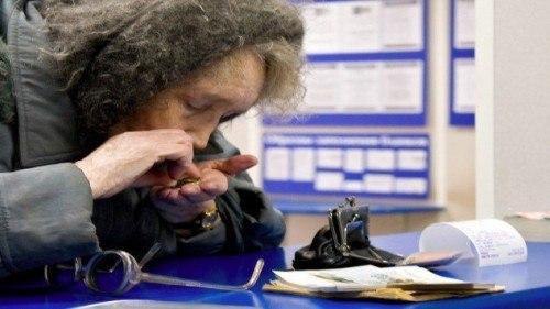 Сегодня в магазине обратил внимание на бабушку - долго выбирала консервы подешевле. Обратил внимание ...