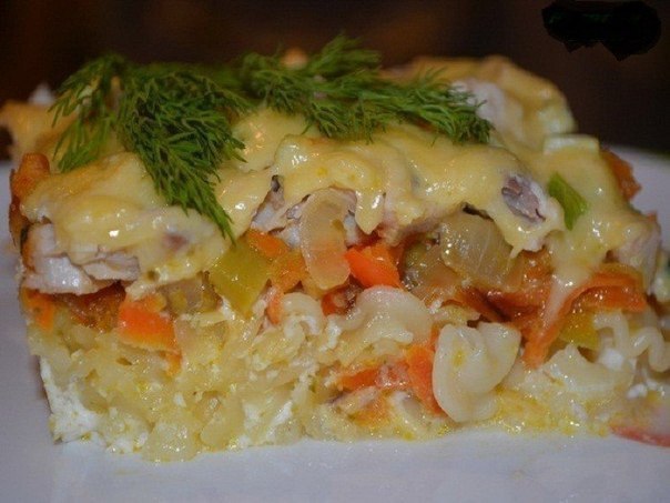 Запеканка из макарон с курицей.Ингредиенты: макароны - 200г лук - 2 шт. морковь - 1 шт. перец ...
